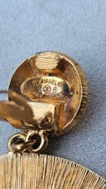 photo de Boucles d’Oreilles Chanel Logo CC en Or