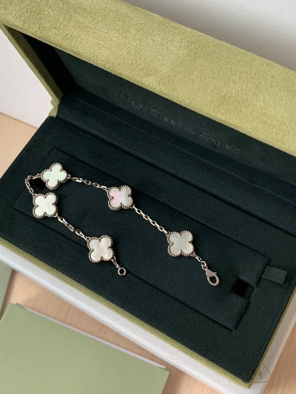 1763815895 (2) photo de Van Cleef & Arpels Vintage Alhambra 5 motifs Or blanc, nacre blanche