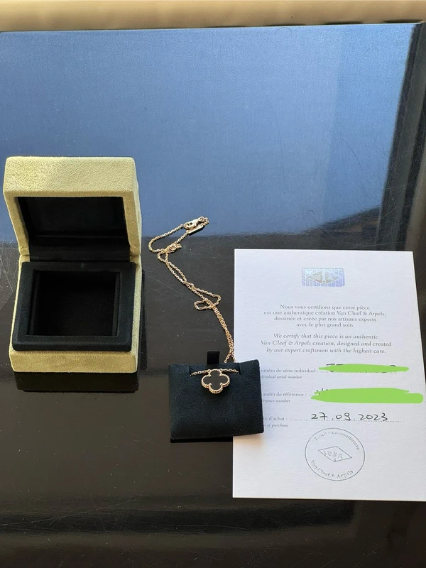 1764323264 (4) photo de Van Cleef & Arpels Pendentif Vintage Alhambra Or jaune 750/1000, Onyx