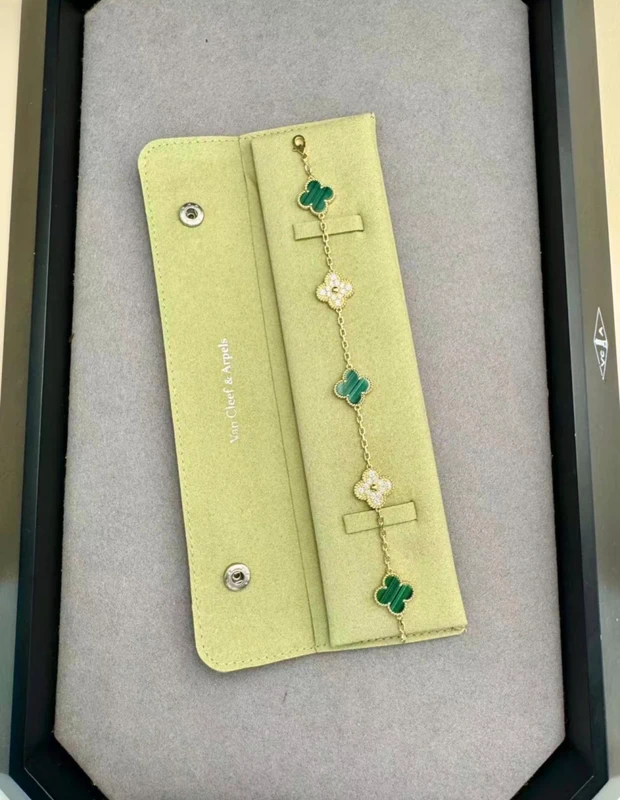 1765451105 photo de Van Cleef & Arpels Vintage Alhambra 5 motifs Or jaune 750/1000, Diamant, Malachite