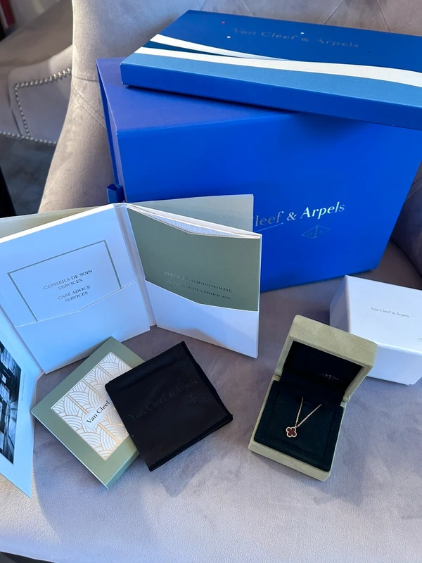1765701470 photo de Van Cleef & Arpels Alhambra Or jaune 750/1000, Cornaline