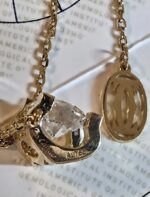 COLLIER PENDENTIF C DE CARTIER, DIAMANT TAILLE BRILLANT OR JAUNE 750/1000 – Image 12