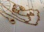 COLLIER PENDENTIF C DE CARTIER, DIAMANT TAILLE BRILLANT OR JAUNE 750/1000 – Image 14