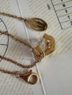 COLLIER PENDENTIF C DE CARTIER, DIAMANT TAILLE BRILLANT OR JAUNE 750/1000 – Image 15