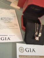 COLLIER PENDENTIF C DE CARTIER, DIAMANT TAILLE BRILLANT OR JAUNE 750/1000 – Image 11